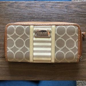 Nine West wallet